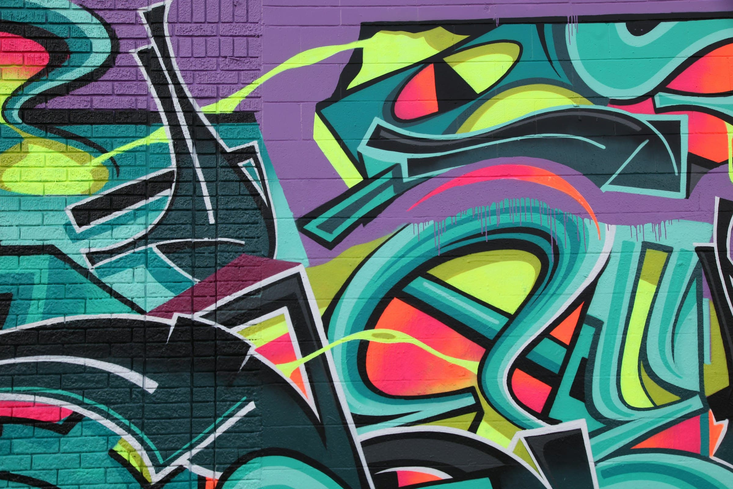Buntes Graffiti an einer Backsteinwand